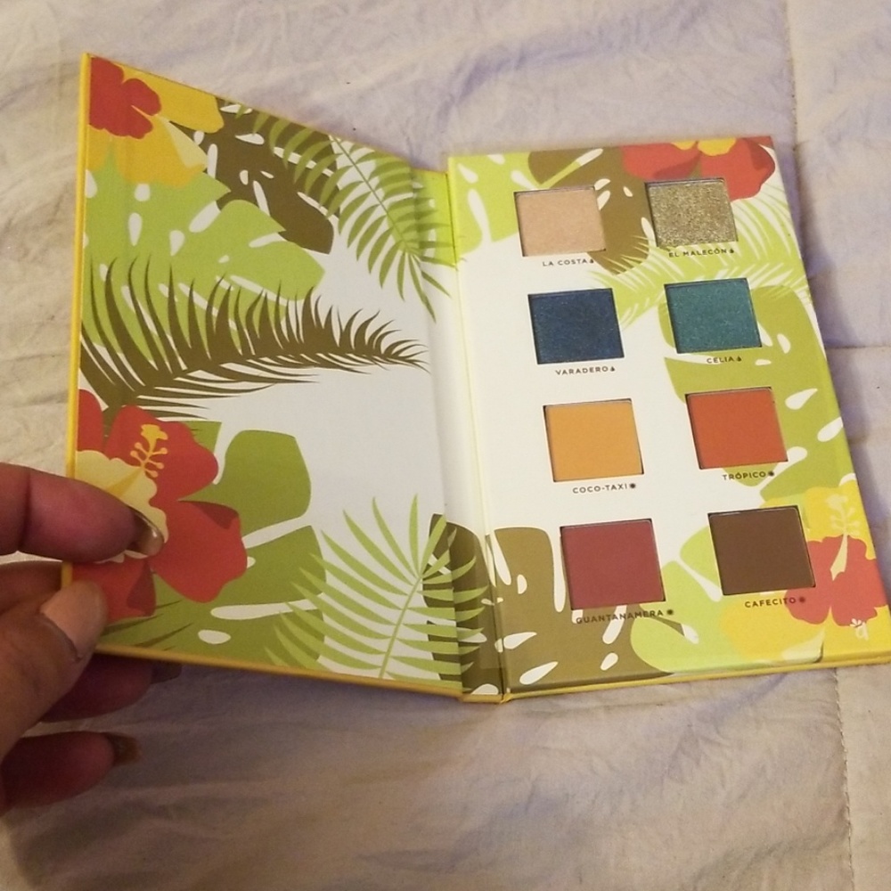 A Lamar cosmetics Palette